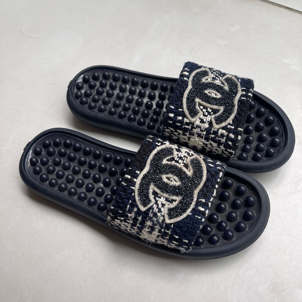 Chanel logo navy slides